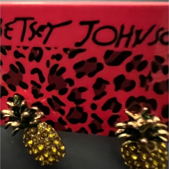 🍍 Betsey Johnson sparkling pineapple studs 🍍 - Picture 2 of 3